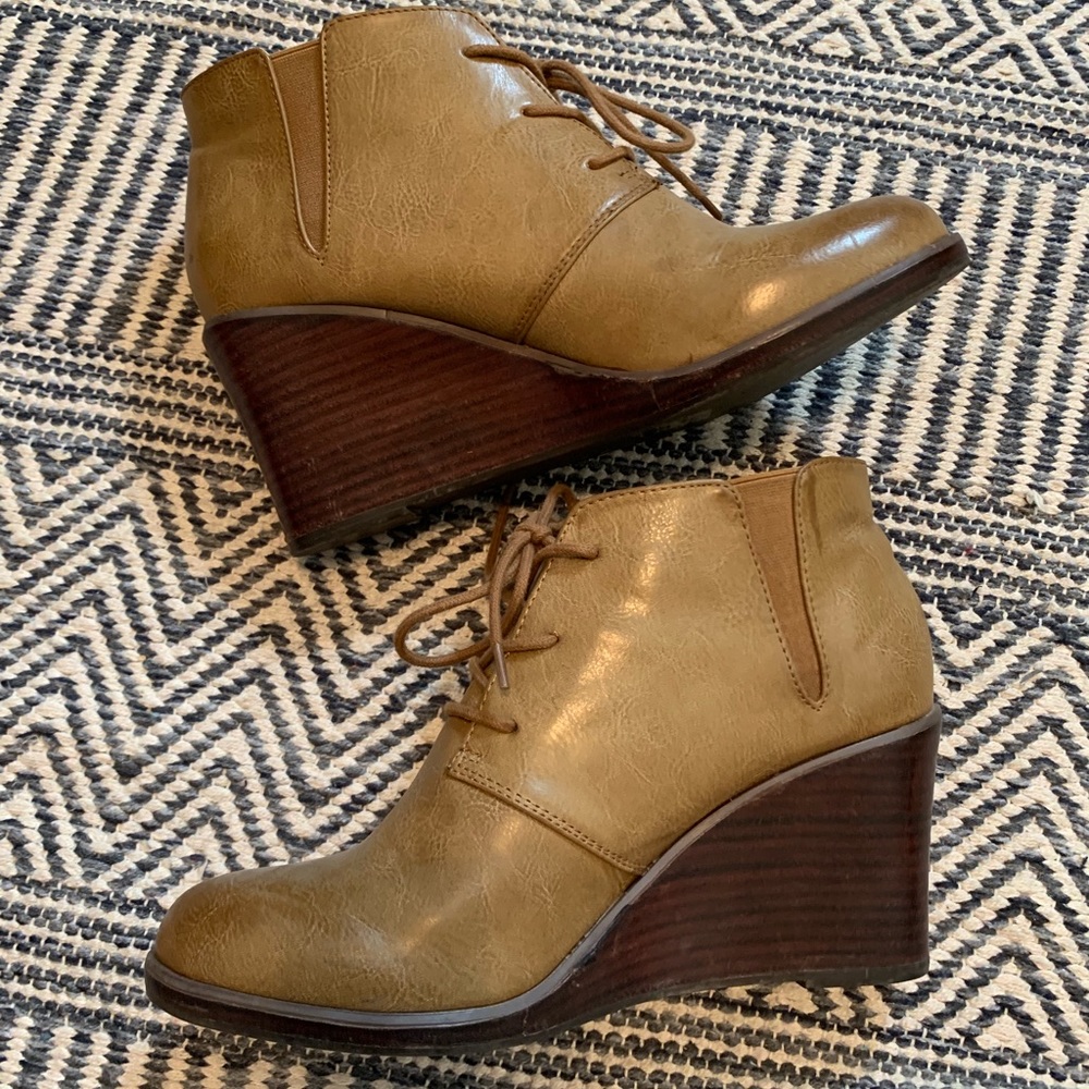 Women’s tan ankle wedge